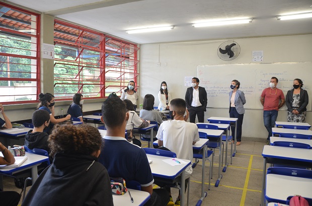 A secretária Julia Sant'Anna visitou a E.E. Maria Andrade Resende, uma das escolas do Projeto Somar. Foto: Émile Patrício (ACS/SEE/MG)